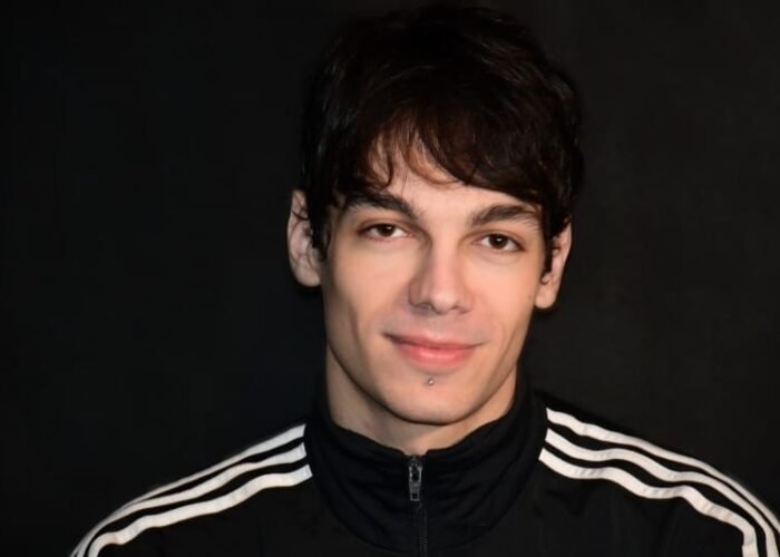 Νίκος Μάνεσης: «Η τέχνη γενικότερα για να υφίσταται και το θέατρο για να συμβεί και όχι απλά να γίνει, το κύριο συστατικό που χρειάζεται είναι η πίστη»